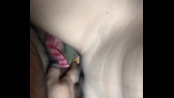 Тонкая девушка мастурбирует саму себя на кроватке