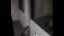 Молодая лесбиянка раздевается перед блондинкой с кинокамерой
